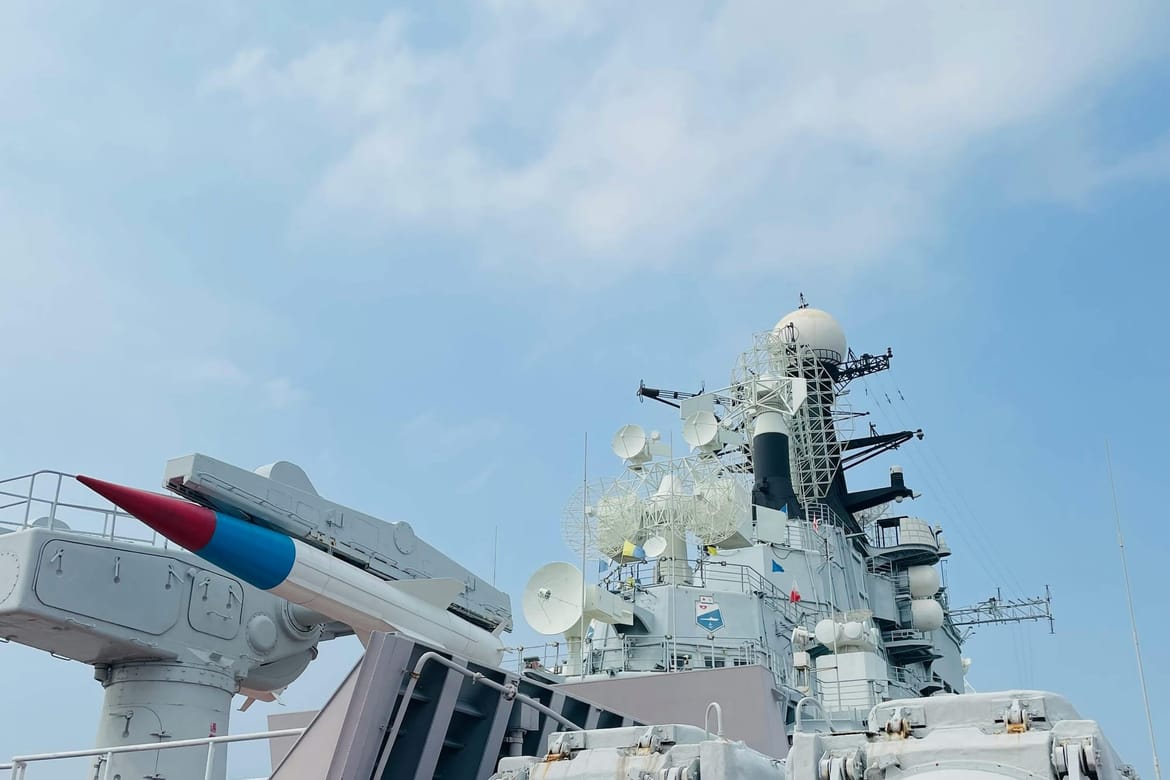 Sjeverna Koreja dobila novi razarač - nasmijani Kim pozirao kraj topa: "Opremljen je najmoćnijim oružjem!"