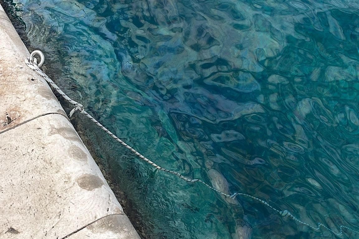 IZLIJEVANJE GORIVA U MORE Grad Hvar tvrdi da je situacija pod kontrolom, a sva odgovornost na INI, dok ogorčeni građani pišu: "Ovo je golem udarac za morski ekosustav i rezultat nebrige!"