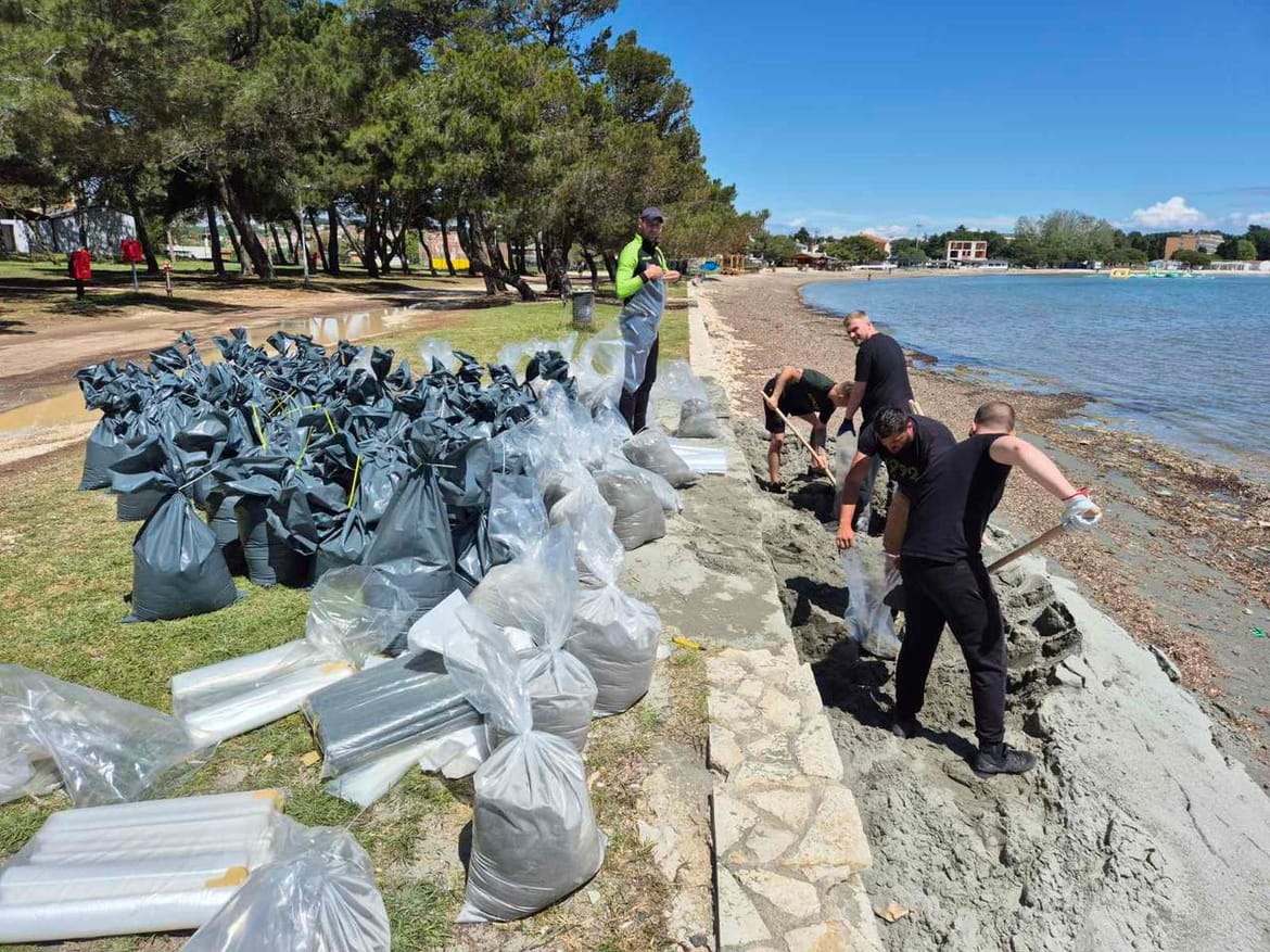 Vatrogasci su vodu u Medulinu ispumpavali cijelu noć. Objavljen broj na koji građani mogu zatražiti pomoć, a Općina želi da se proglasi elementarna nepogoda!"