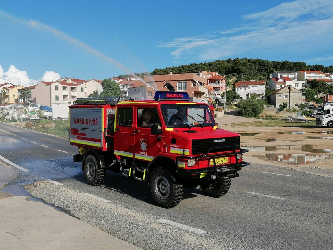 Vatrogasci  u Tisnom dobili pojačanje iz Slovenije: "Stiglo novo vozilo!"