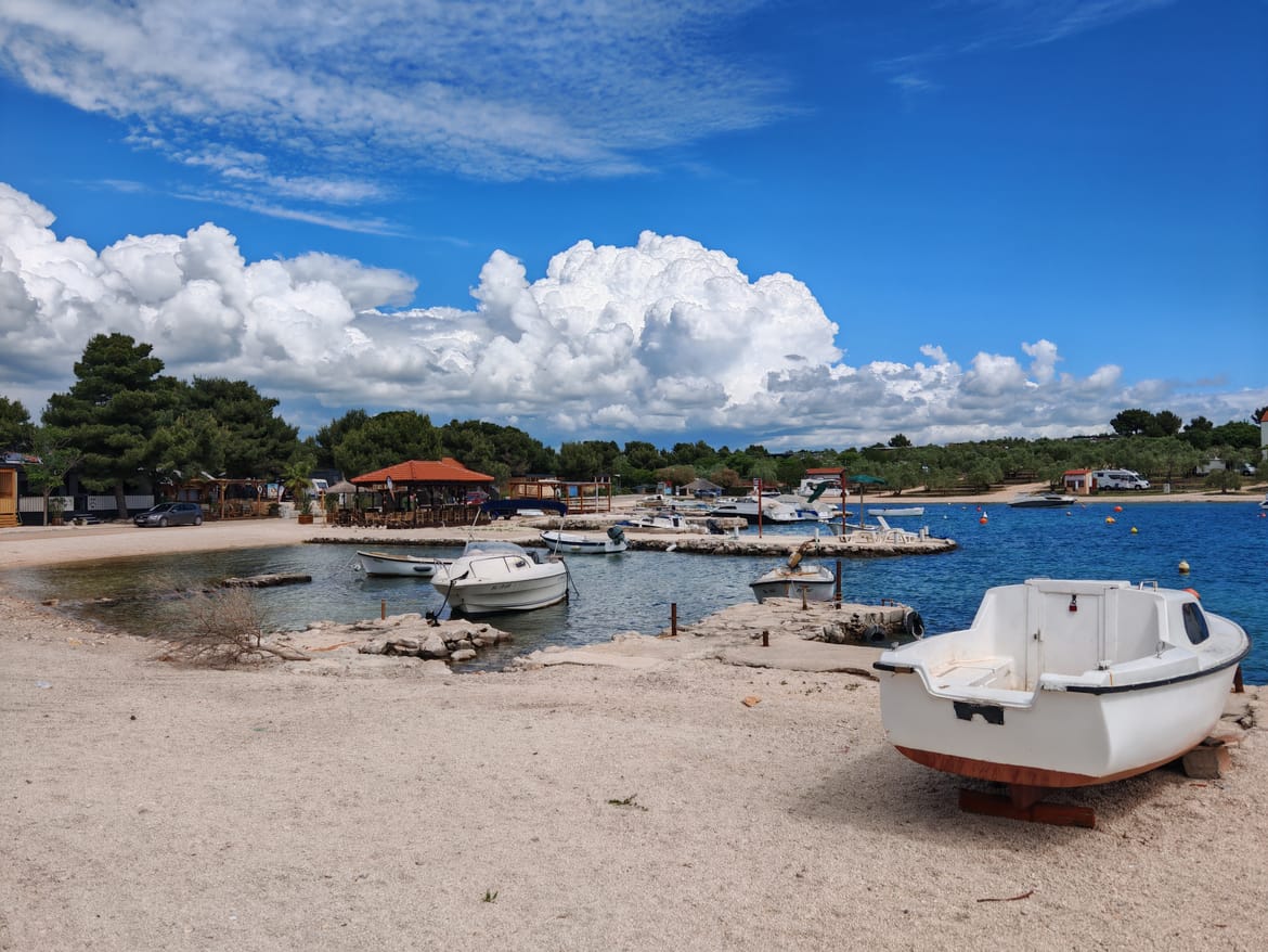 Općina Pakoštane: "Nije istina da ilegalni kamperi okupiraju mol u Dragama!"