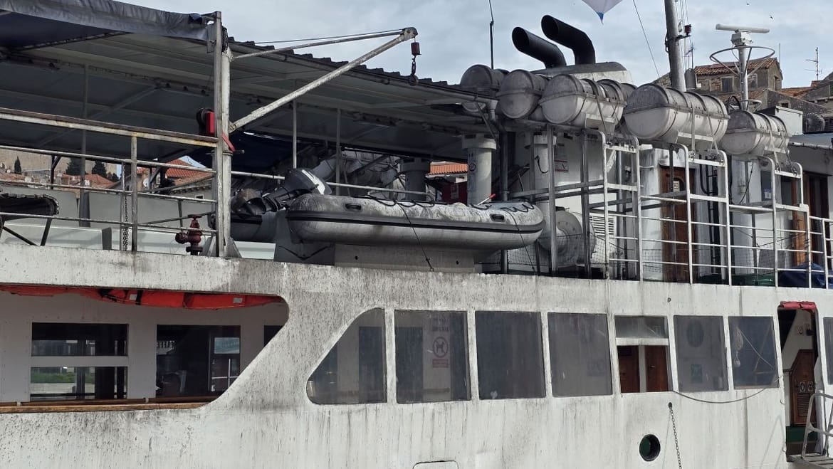 Otočanka s Elafita: "Već 20 godina slušamo obećanja o novom brodu" - Jadrolinija: "Od 110 putovanja u travnju, samo jedno nije održano"