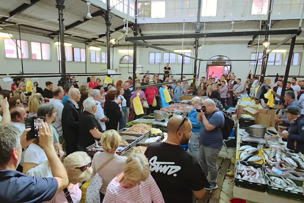 Zbor Opere Hrvatskog narodnog kazališta iznenadio građane na splitskoj peškariji