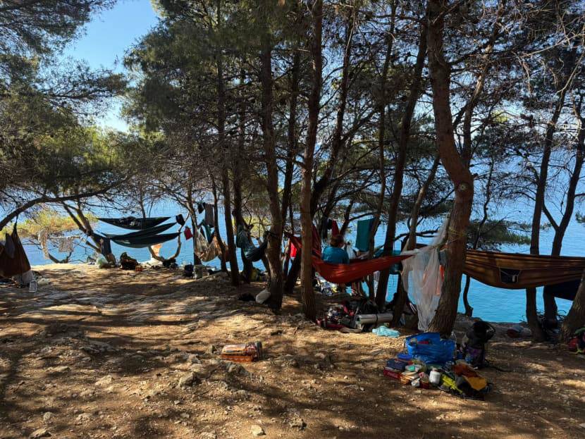 Divlje kampiranje na Galebovim stijenama u Puli - nuždu obavljaju gdje stignu!