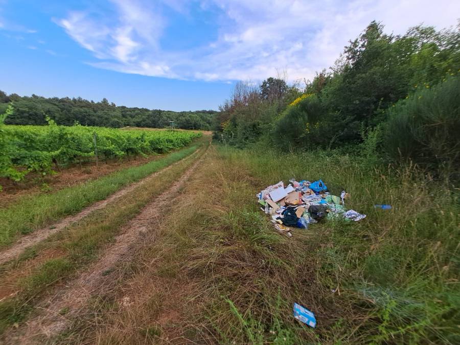 Općina Vrsar počistila sramotno smeće pored vinograda