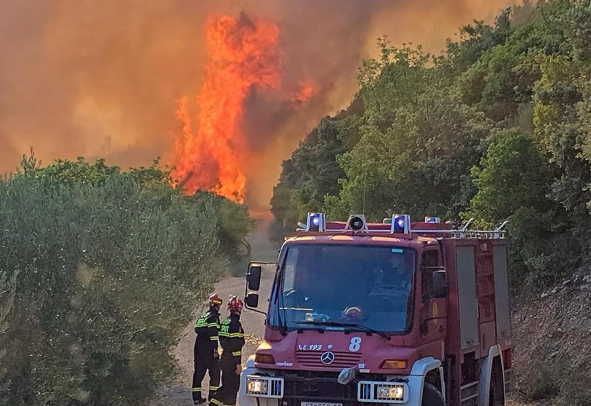 Stabilizirano požarište u Kaštelima; izgorjelo 25 hektara borove šume!