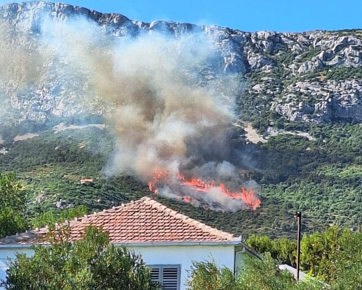 Opet gori u Dalmaciji - Kod Kaštela vatrogasci na terenu, situaciju otežava olujna bura