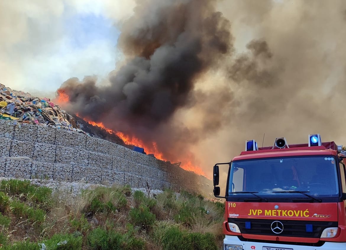 U Metkoviću gori deponij - Vatrogasci: "Blizu je šuma, postoji ozbiljna opasnost..."