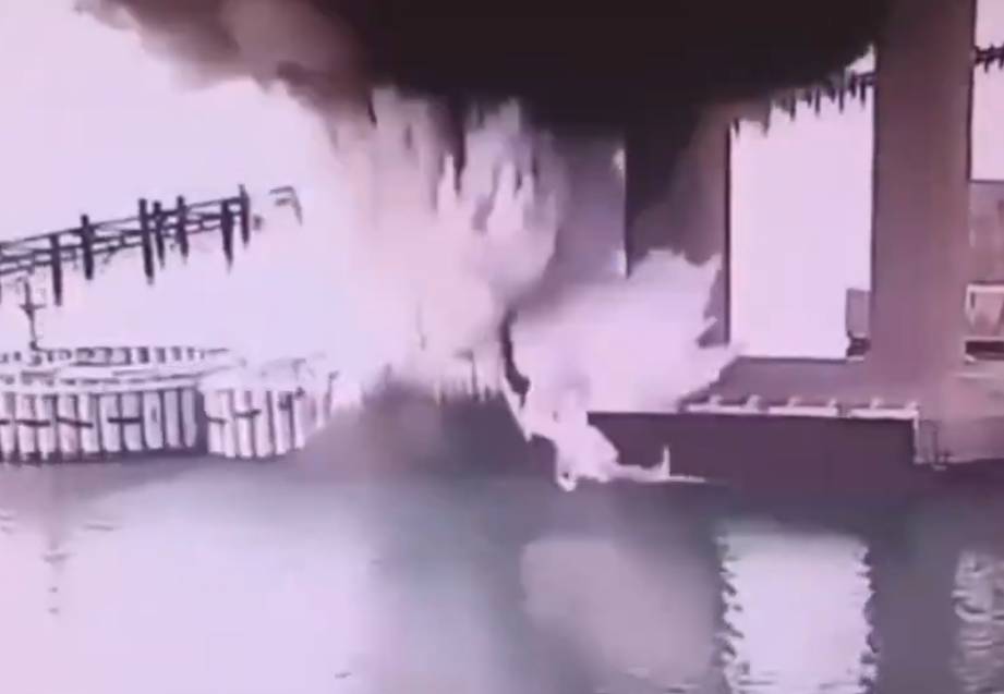 PODVODNI EKSPLOZIV Ukrajinci minirali Krimski most sa 1100 kg eksploziva - pogledajte video!