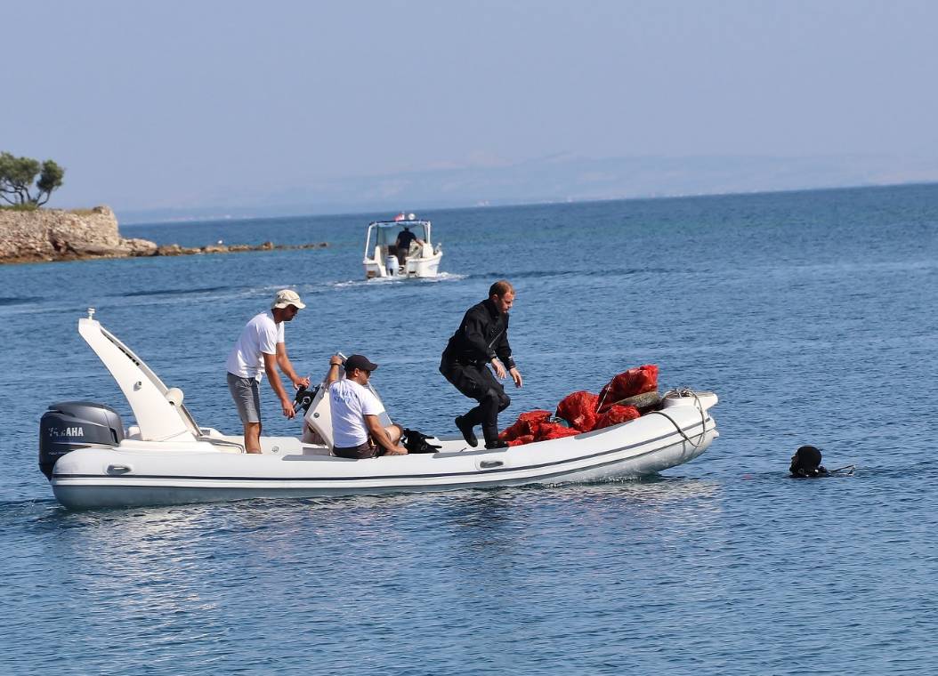 Iz podmorja Malog Lukorana i Sutomišćice izronjen kubik sitnog otpada