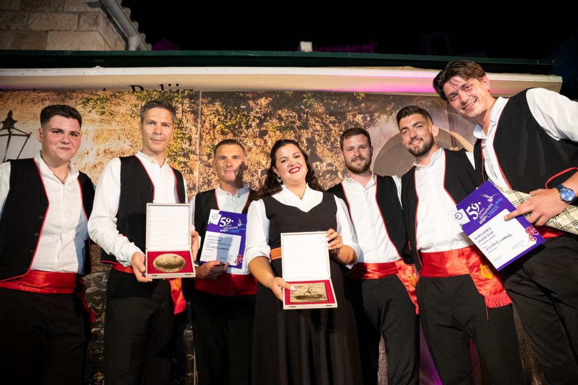 VIDEO Mješovita klapa Ivo Lozica pokorila Omiš