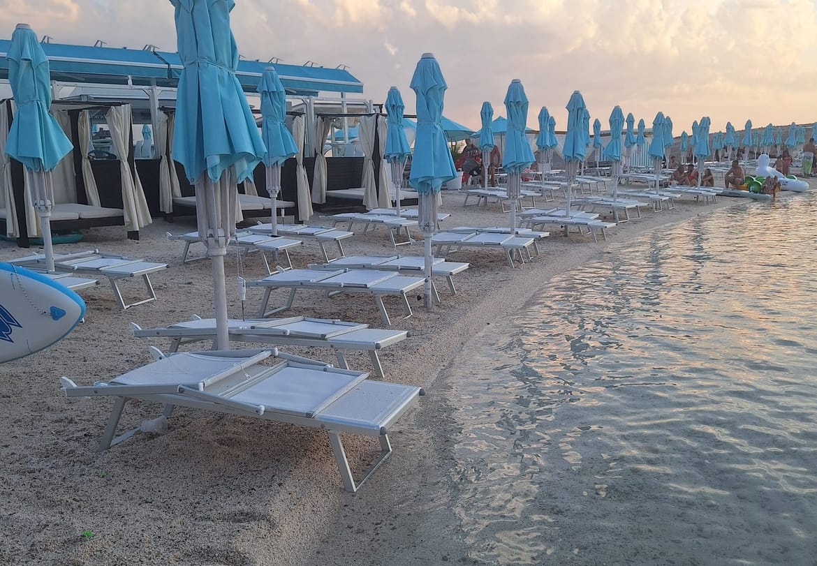 PRAZNE LEŽALJKE NE SMIJU BITI RAZBACANE PO PLAŽI! Priča iz Jadranova: "Zašto koncesionari uporno prave budalama državu i građane?"