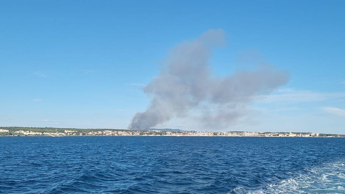 FOTO/VIDEO Ponovno veliki požar kod Pakoštana - Dižu se četiri kanadera
