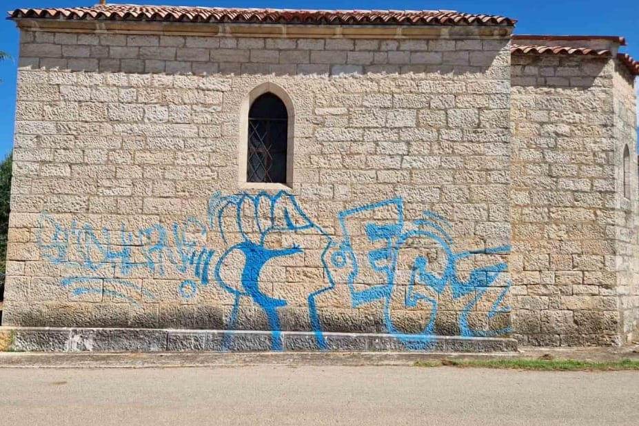 Netko je plavom bojom išarao crkvicu u Rovinju