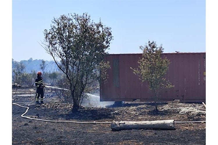Vatrogasi se na Braču borili s udarima groma, a na Visu s poplavama