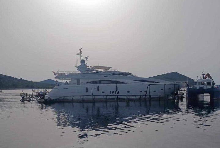 Pijani Nijemac gliserom se zabio u kavez s tunama!