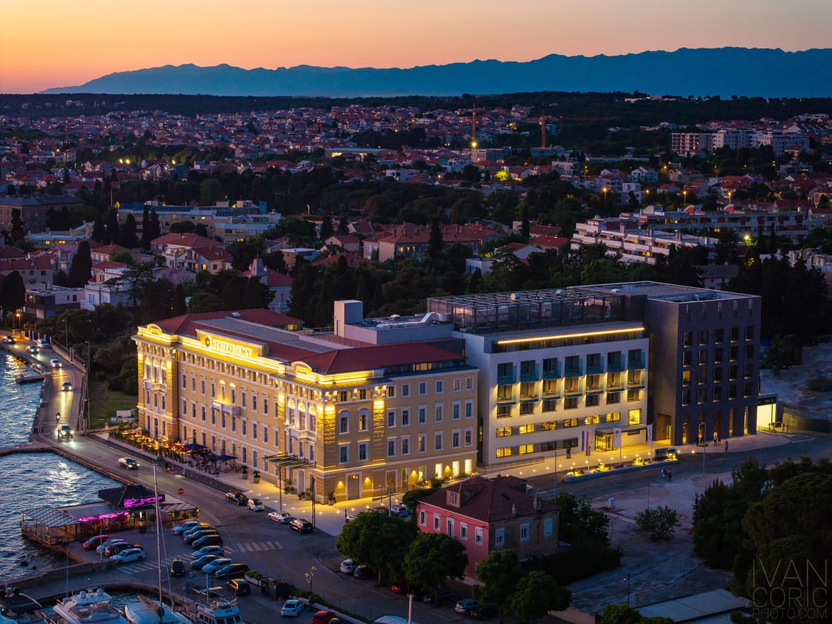 NOVA TURISTIČKA ATRAKCIJA Policija ispred hotela u Zadru pohapsila trojicu lopova