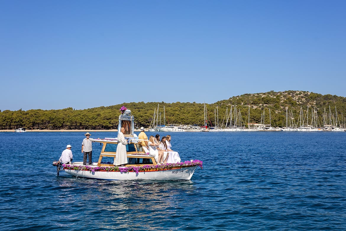 GOSPA OD KAPELICE Neobična procesija brodicom s Gospinom slikom u Rogoznici