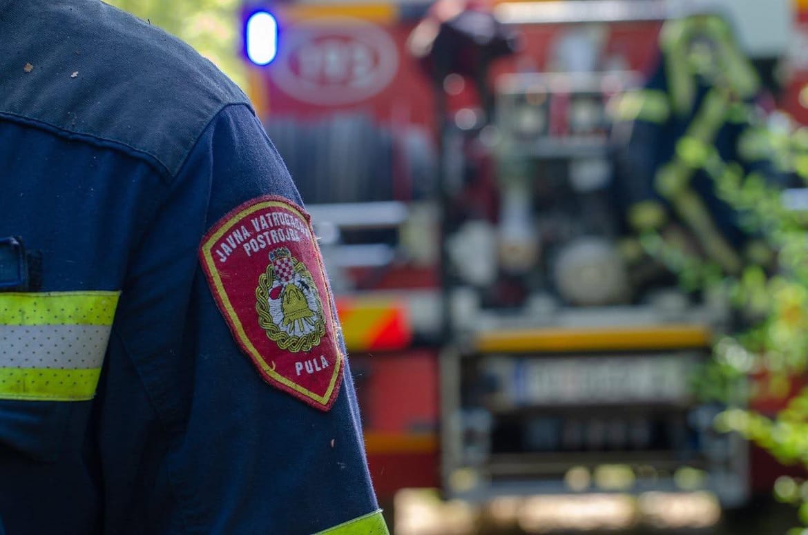 PULA Muškarac pao na stijenama na rtu Kamenjak, intervenirali vatrogasci i hitna pomoć