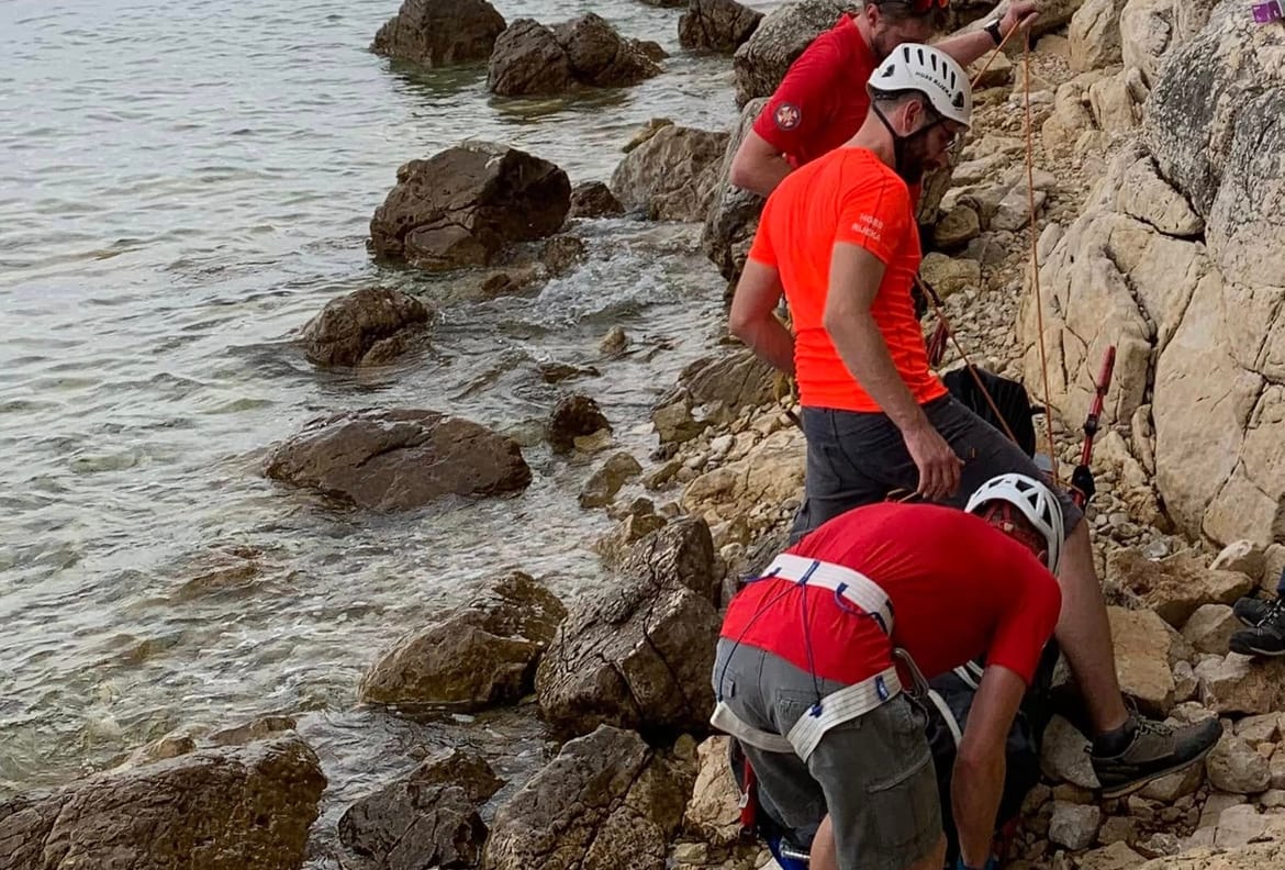 TRAGEDIJA KOD SELCA Pokušao doći do zabačene plaže, pao s litice i poginuo, tijelo izvukli HGSS-ovci!