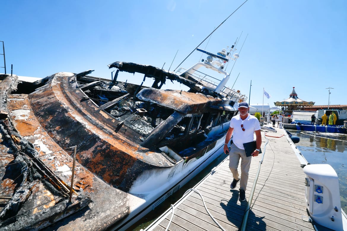 U potpunosti izgorjela superluksuzna jahta dok je bila privezana u luci