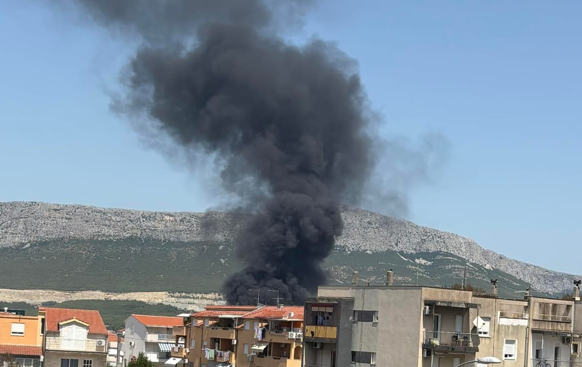 Gusti crni dim nadvio se nad Splitom!