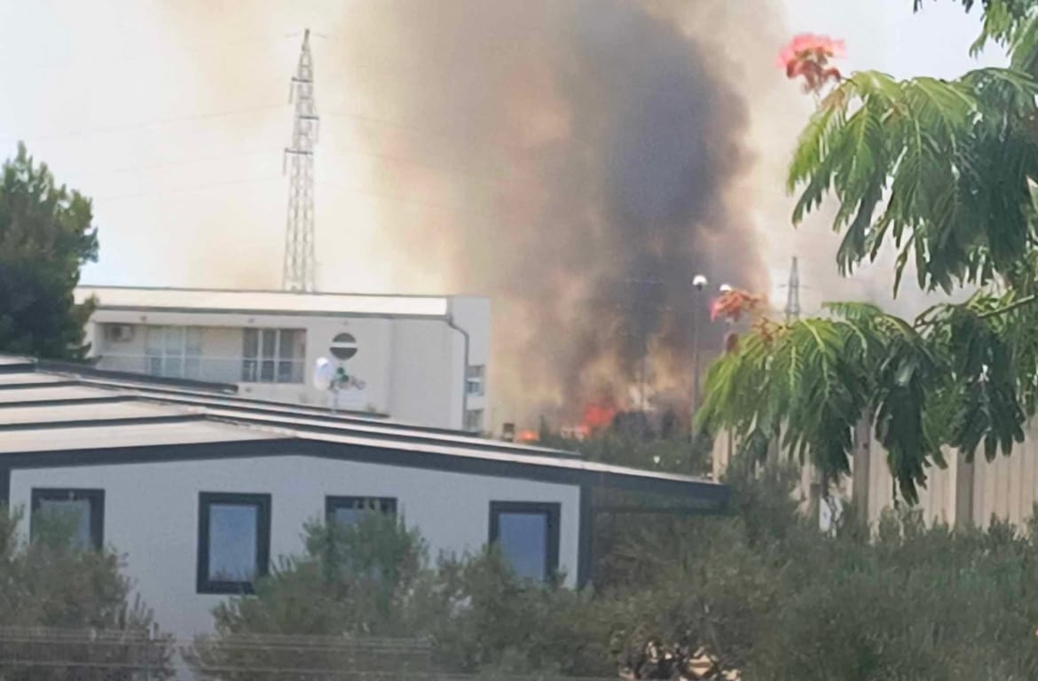 Gori kod šibenske industrijske zone - Stigli kanaderi!