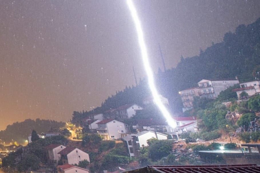 JAVIO NAM SE PLOČANIN Munja nije pogodila u našu kuću, nego rasvjetni stup ispred, a bilo nas je sedam u kući!