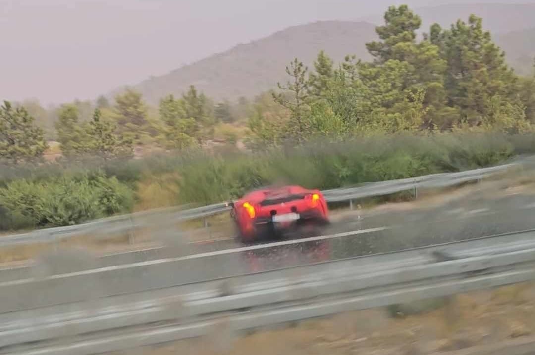 Ferariju vrijednom više od pola milijuna eura zasmetala kiša, pa se zabio u ogradu na A1 kod Šibenika