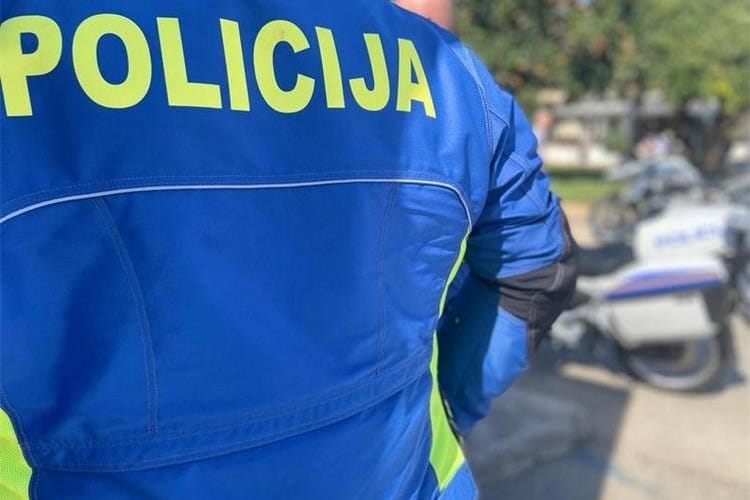 Pijana 50-godišnjakinja napala policajce u Šibeniku