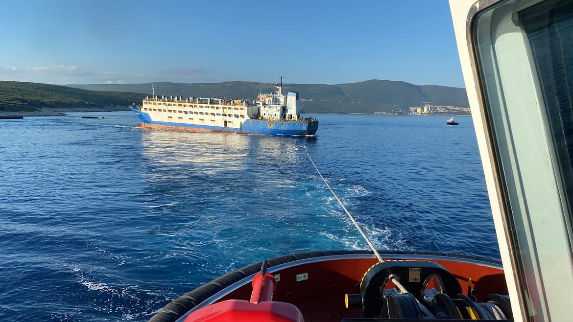 VIDEO Nakon više od 15 mjeseci iz Raškog zaljeva odsukan brod Deala i dotegljen u plutajući dok - Slijedi završna faza uklanjanja