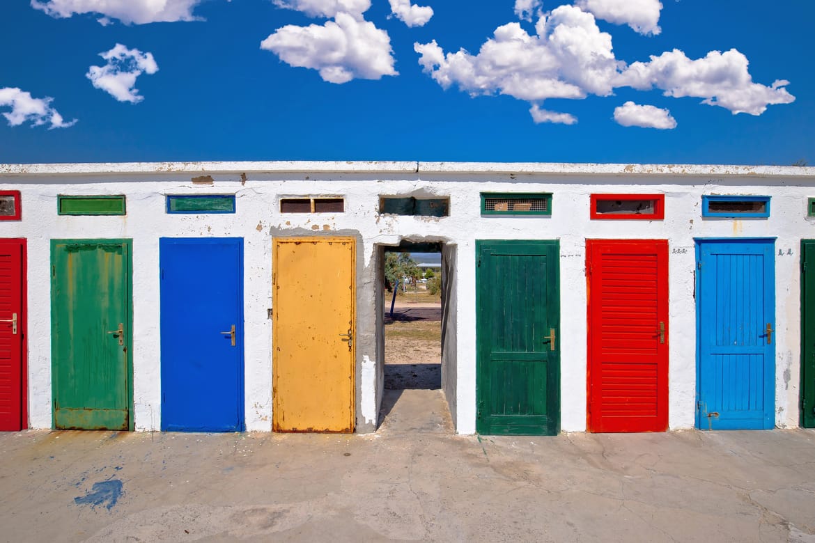 Građani prijavljuju: "Netko je ilegalno privatizirao kabine na šibenskoj Jadriji." Evo što su nam rekli iz Grada Šibenika