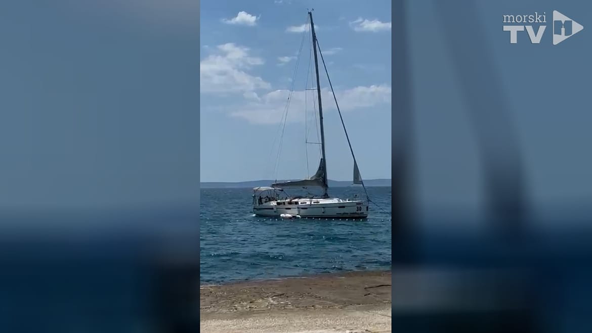 Nautičar pokušao privezati jedrilicu na plažnu plutaču: "Skočija san u more da ga spasin, nosilo ga je na sike i kupače!"