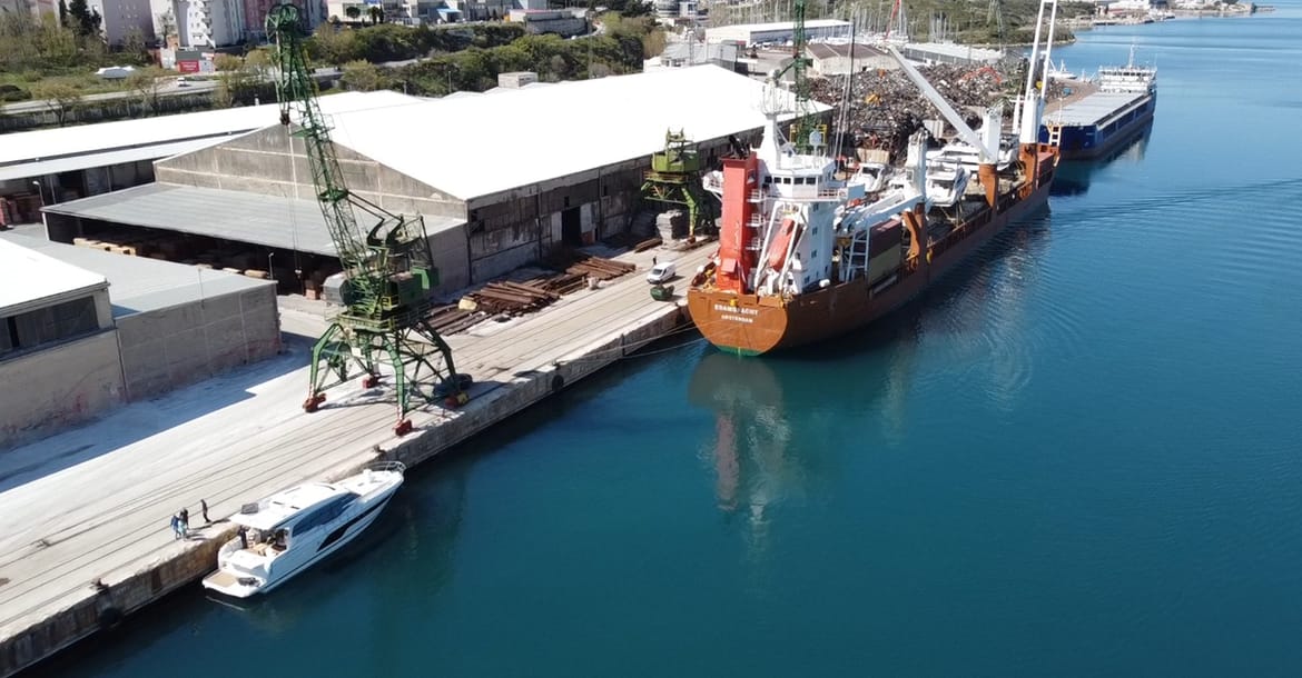 Usred nevremena, dizalica u splitskoj Sjevernoj luci pala u more