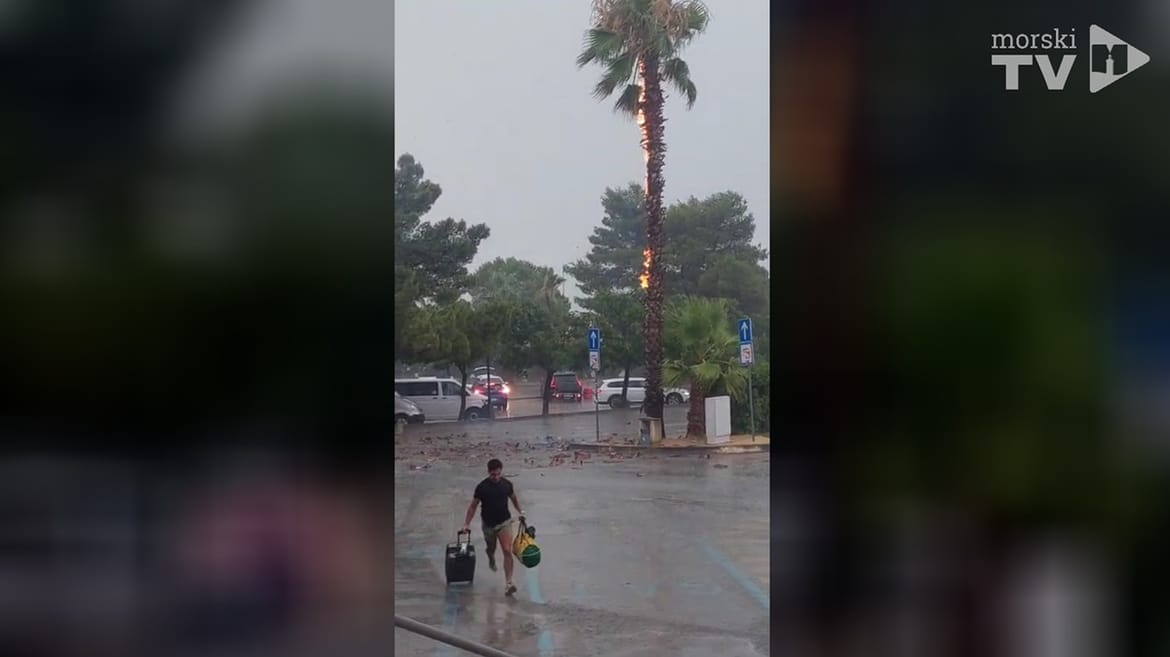 POGLEDAJTE VIDEO Grom na splitskom aerodromu zapalio palmu!