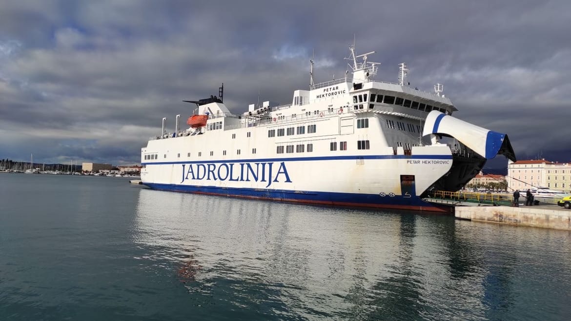 DOŠLO DO PUCANJA KONOPA - Jadrolinija: "Brza i prisebna reakcija zapovjednika i posade broda Petar Hektorović"