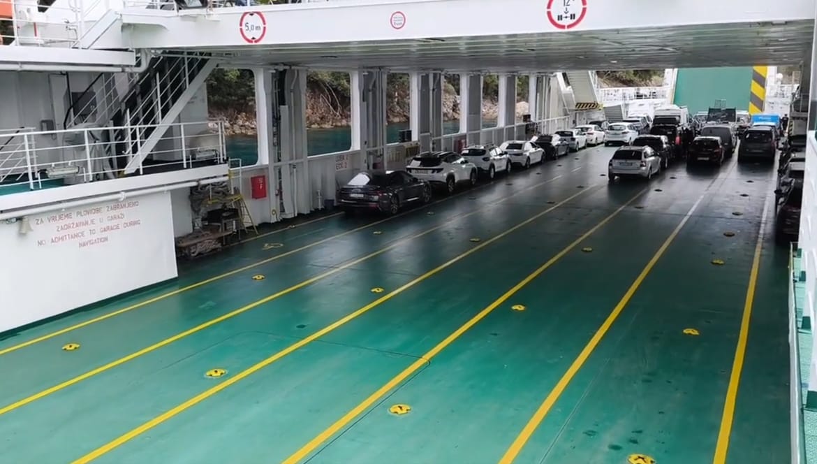 VIDEO Britanac u Hrvatskoj: "Vrhunac sezone i prazan trajekt - Jedva čekam priopćenja o rekordnoj sezoni i prihodima!"