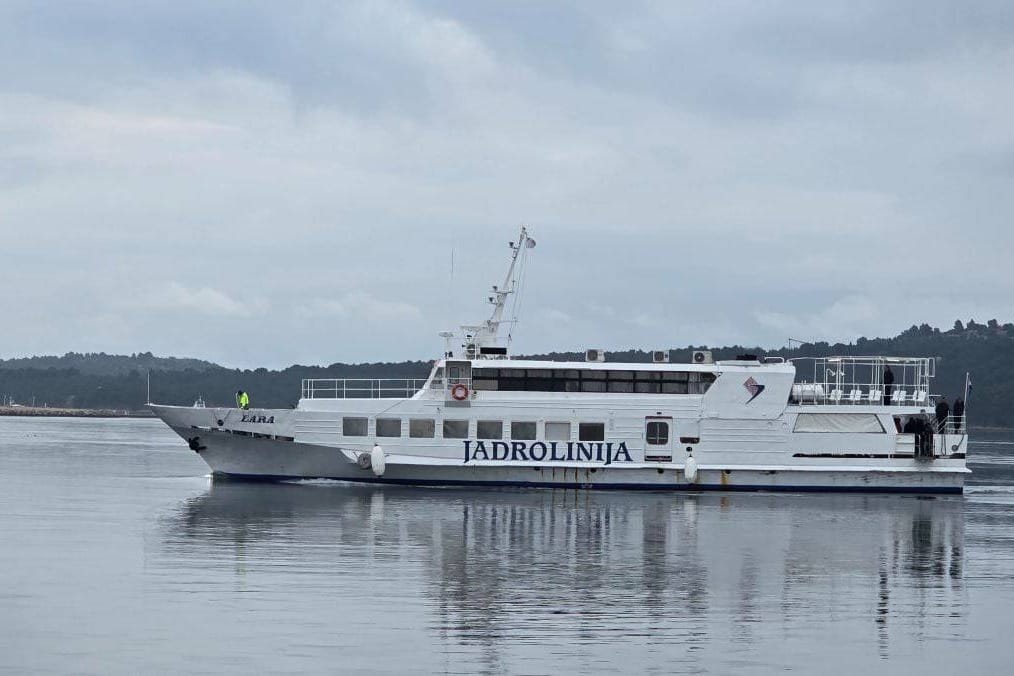 INTERVENIRALA POLICIJA Brod za Zlarin i Prvić odbio primiti putnike, oni mu potom nisu dali da isplovi