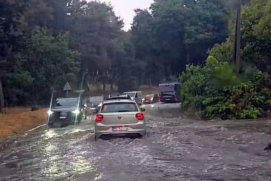 Kiša u Zadru potopila prometnicu uz novogradnju protiv koje su građani prosvjedovali: "Ovo je očekivano!"