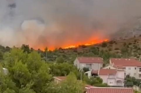 VATRENA STIHIJA Požar u okolici Šibenika izbio nakon udara groma?!