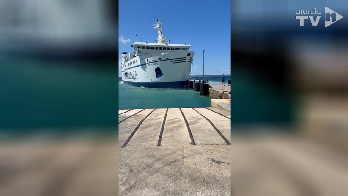 VIDEO Snimljen trenutak udara Bartola Kašića u gat luke Silba!