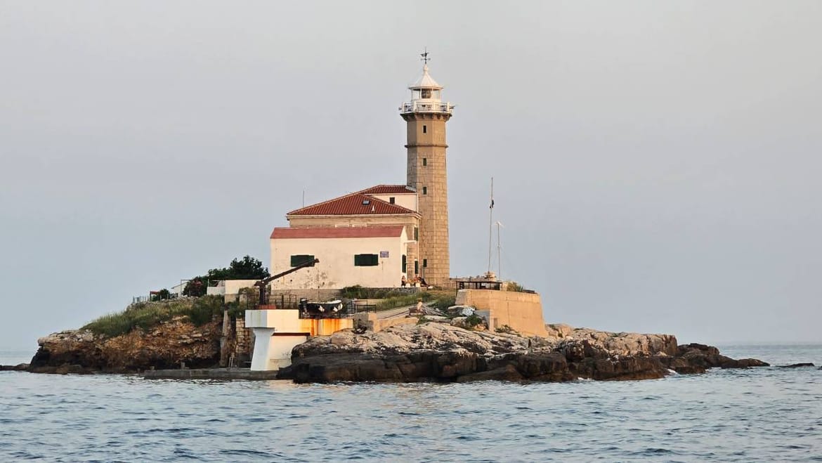 SVJETIONIČARI IDU U PROSVJED "Na pola Jadrana za tisuću eura - Plaće niže od zakonom propisanog minimuma!"