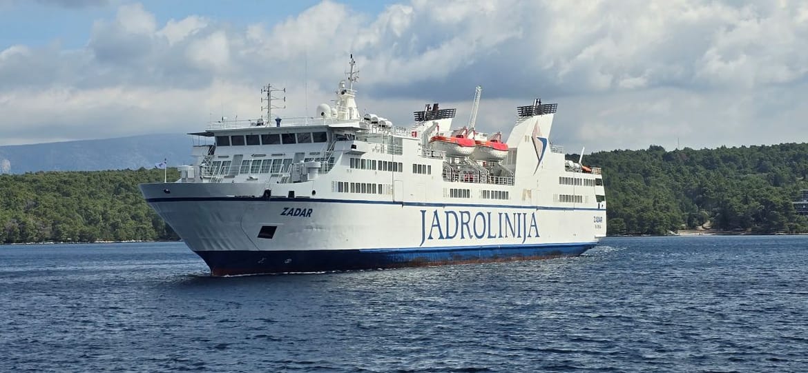 Jadrolinija: "Zbog loše prognoze, odgađa se večerašnja trajektna linija Split - Vis, smještaj za djecu i osobe s invaliditetom osiguran na brodu!"