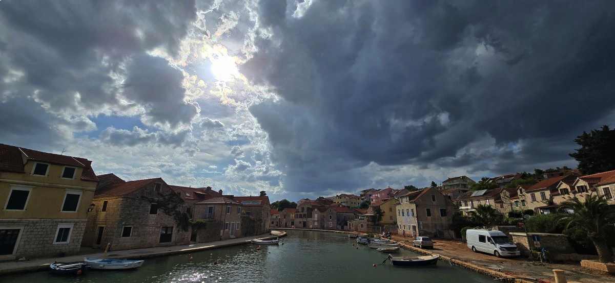 Sunčana i vruća nedjelja, poslijepodne mogući lokalni pljuskovi i grmljavina