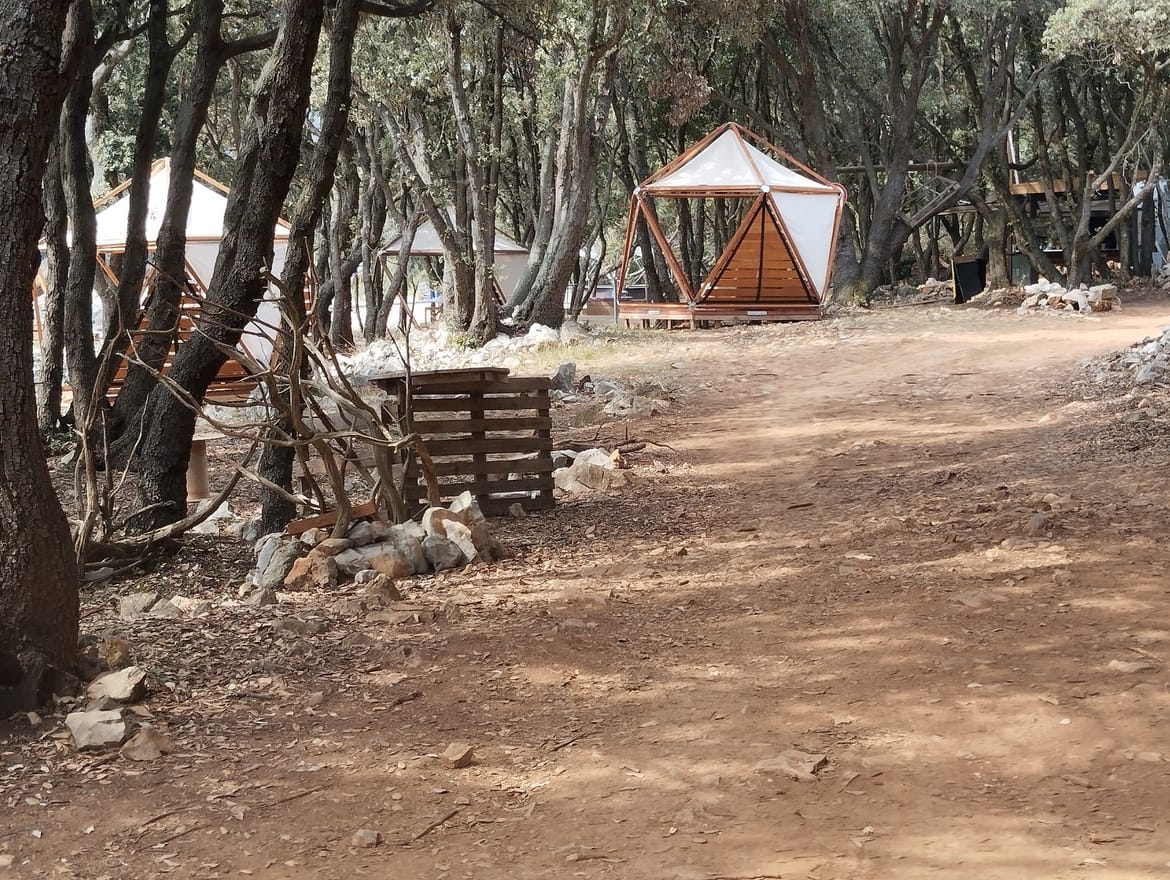 Na Cresu posluje ilegalni ugostiteljski objekt. Grad: "Mi im suglasnost nismo dali!"