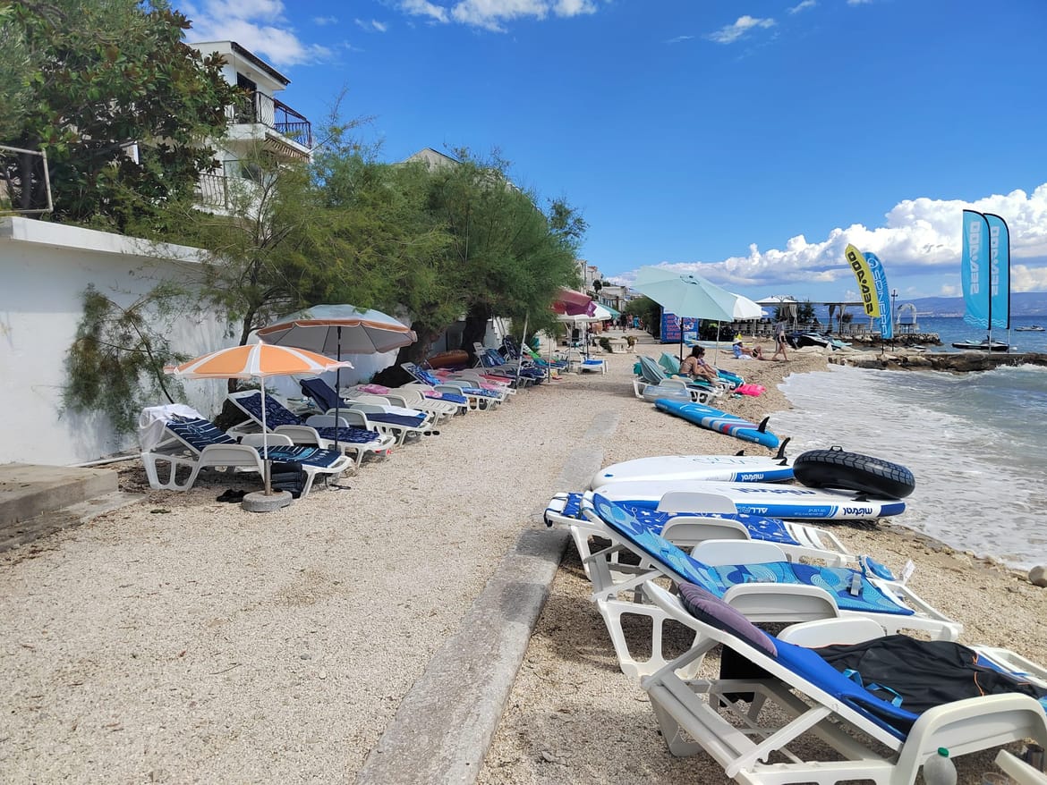 EPIDEMIJA PRAZNIH LEŽALJKI Pomorski redari počistili, a manje od 24 sata nakon toga - ove slike u Podstrani