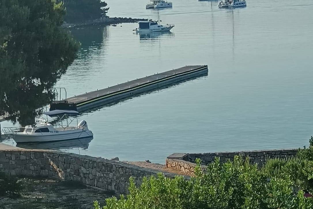 Ilegalni ponton na Drveniku Velom ponovno postavljen