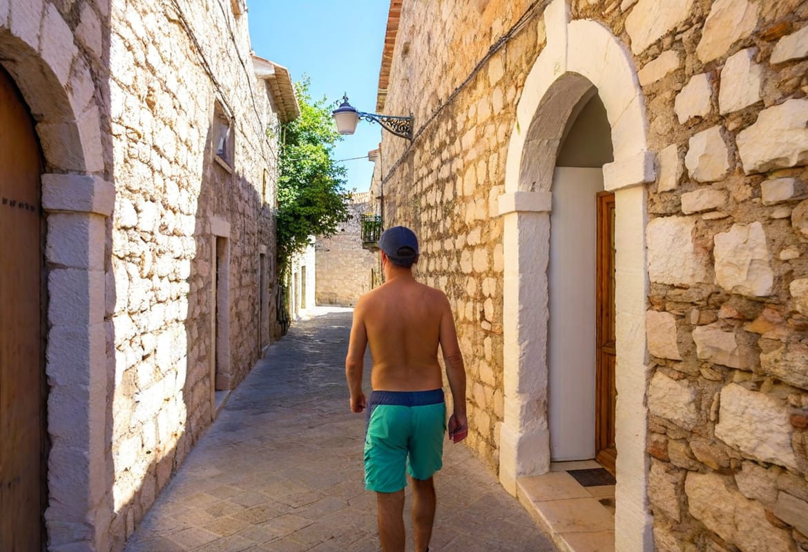 Šetnja bez majice ili u kupaćem, u centru Pule i Zadra, mogla bi vas koštati do 130 eura