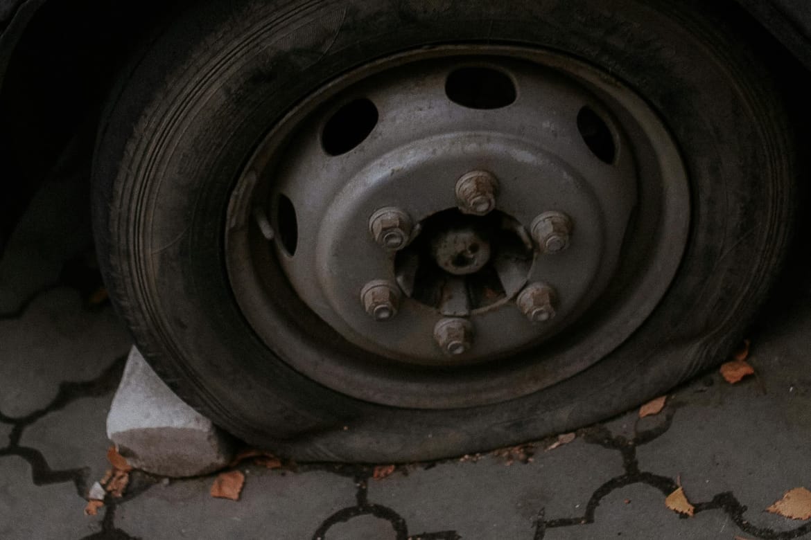 Grupa mladih Srba otišla na odmor u Zadar pa im probušili gume