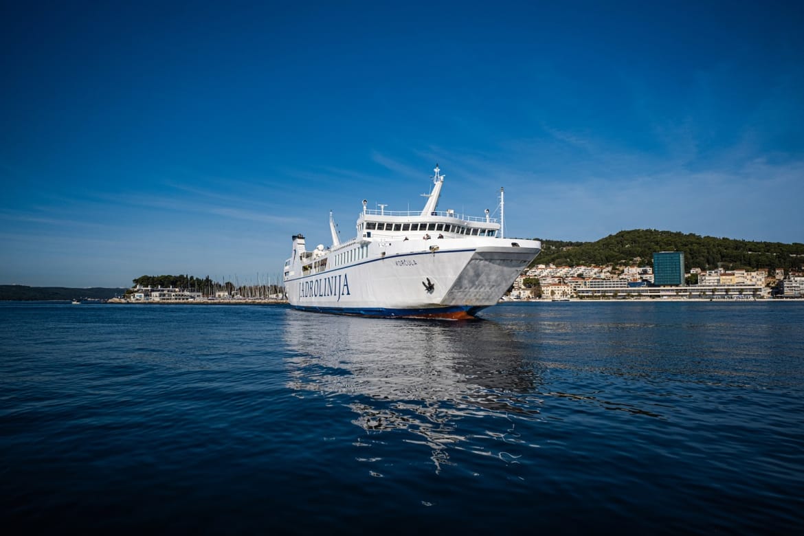 Na trajektu za Velu Luku putnici vrata prikliještila prste